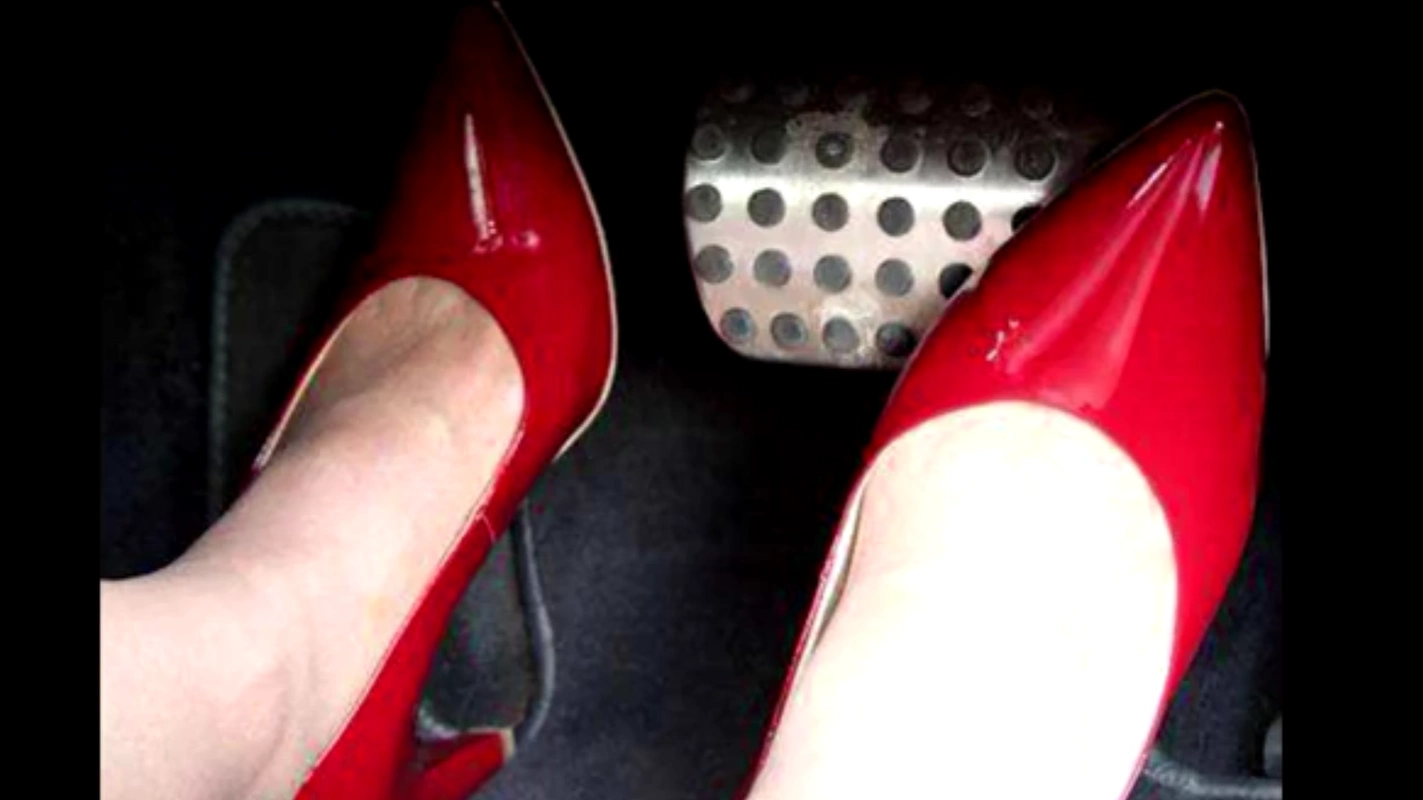 豪车女司机高跟鞋驾车 穿松糕鞋拿水杯导致祸端 女司机应该注意了