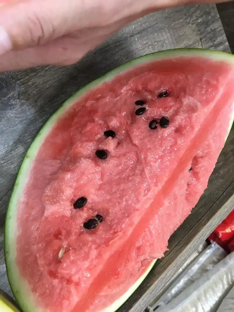 小时候觉得西瓜是用刀一分为二切开了.现在知道西瓜原 - 抖音