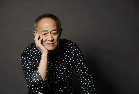 "怪人"金士杰:不顾争议迎娶22岁女学生,70岁仍在赚钱养家