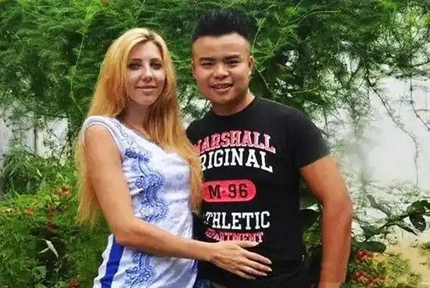 剧团相识~阿廖娜倒追陈宣宣1990年,陈宣宣出生在河南平顶山卫东区东高