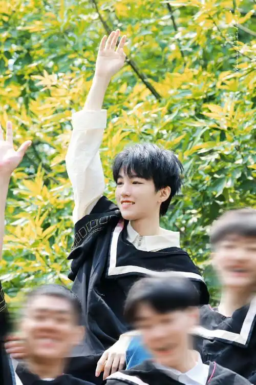 王俊凯超话不知不觉距离在520这天穿上学士服,扔最高的学士帽,爬最快