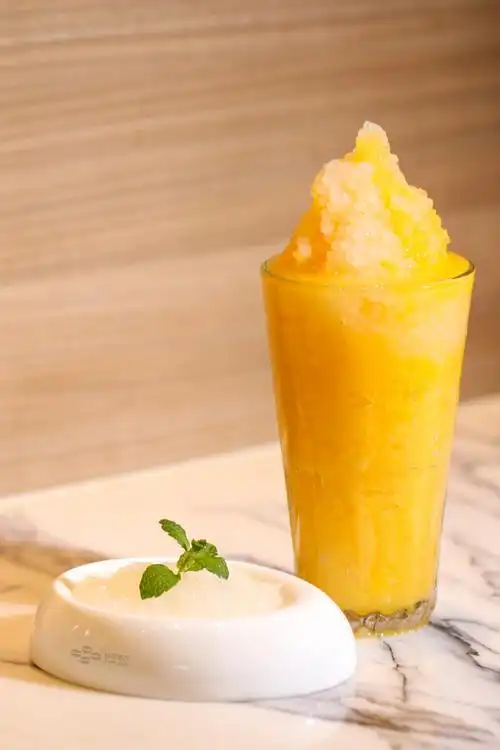 酸奶30g,冰100g在冰沙机内加入芒果果蓉,接骨木糖浆,果糖,酸奶和冰块