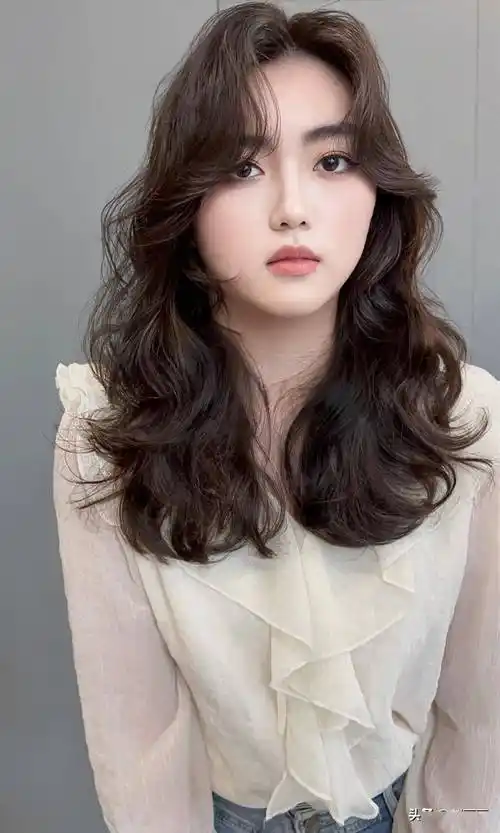 发型不论怎么整,最美还是全头烫,蓬松时尚显气质_脸型_女性_和发