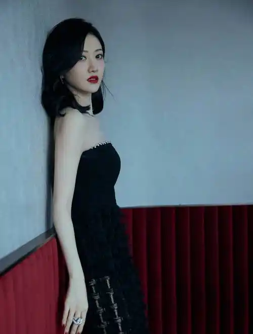 景甜是内地著名女星,她曾接演过《战国》《特殊身份》《警察故事2013