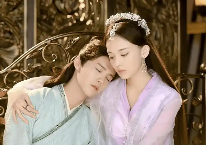 有曝光恋情的流量明星鹿晗,以及凭借姣好的外貌闯入娱乐圈的古力娜扎