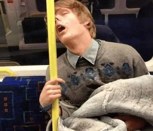 各种搞笑奇葩睡姿 最后一个大叔厉害了!