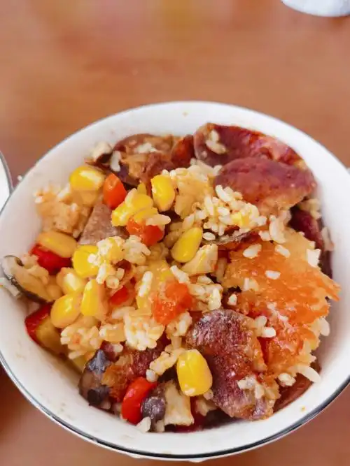 超好吃的电饭煲腊肠锅巴煲仔饭