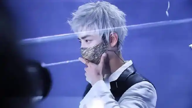 时尚芭莎动图,帅炸了.  战哥银发真的好惊艳,精灵小王子!