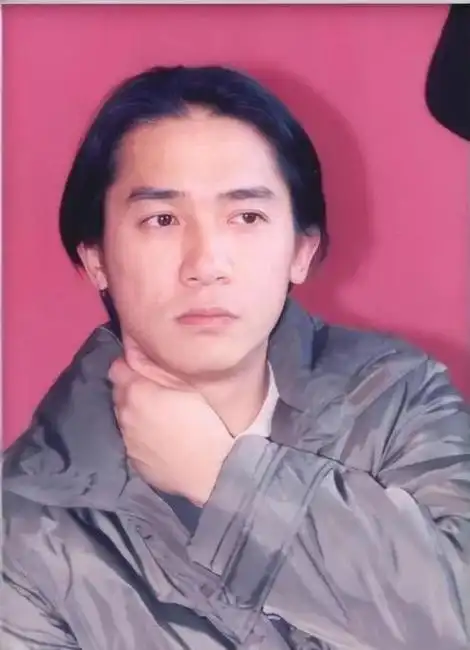 梁朝伟年轻时,发际线还挺饱满的,但随着时间推移,现在可没那么丰盈了.