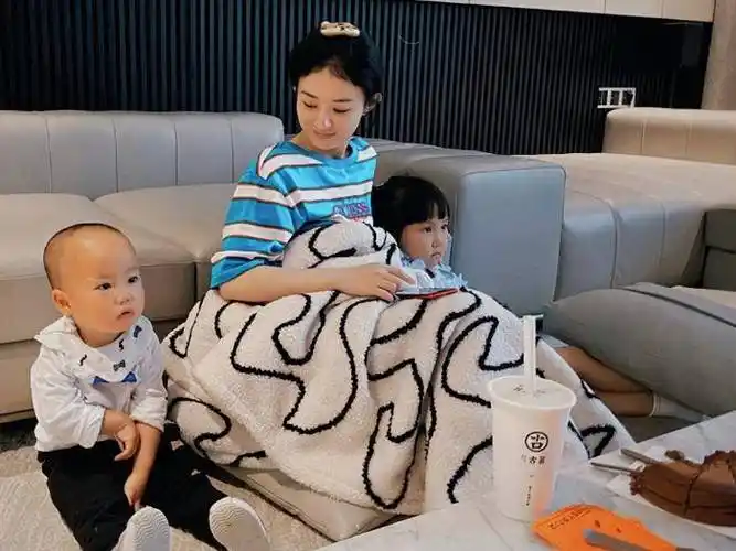 原创赵丽颖爱喝酒好闺蜜拿茅台盛情款待疑似跟冯绍峰也是因酒结缘