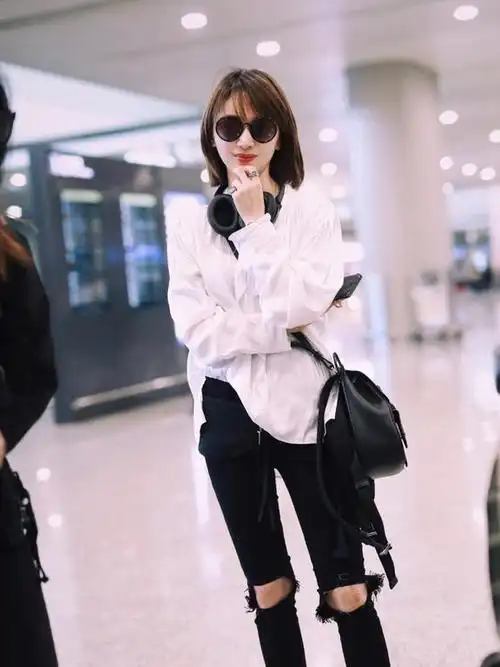 32岁王子文真会装嫩,白衬衫搭配百褶裙好少女,瞬间美成了学生妹