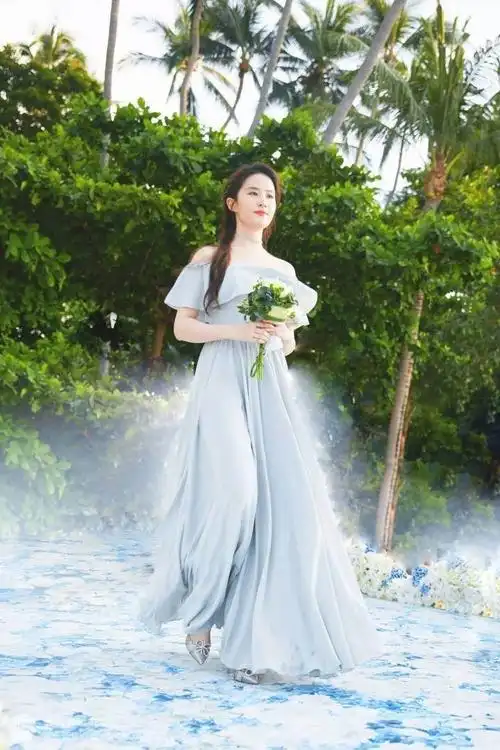 刘亦菲赤橙黄绿青蓝紫黑白粉哪个颜色的礼服更适合我