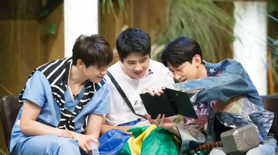 "山花cp"顶峰相见!白敬亭魏大勋合体录综艺,魏大勋衣服成亮点