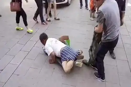男子当街扒乞丐裤子,路人纷纷指责,扒完后却人人拍手叫好