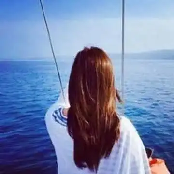 靓丽的海边女生,女生头像图片-回车桌面