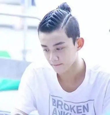 油头发型又称为背头发型,这种发型可是不分国界的,中国男性喜欢梳理