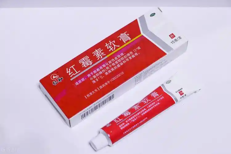 红霉素软膏的主要作用是抗感染,红霉素是属于大环内酯类的抗生素,对于