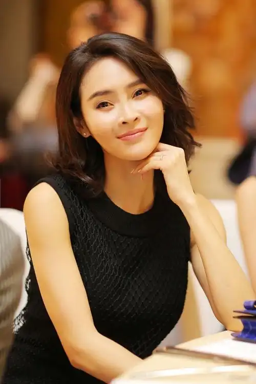 回顾于明加在好的年纪嫁给普通男人婚后生两孩美满幸福