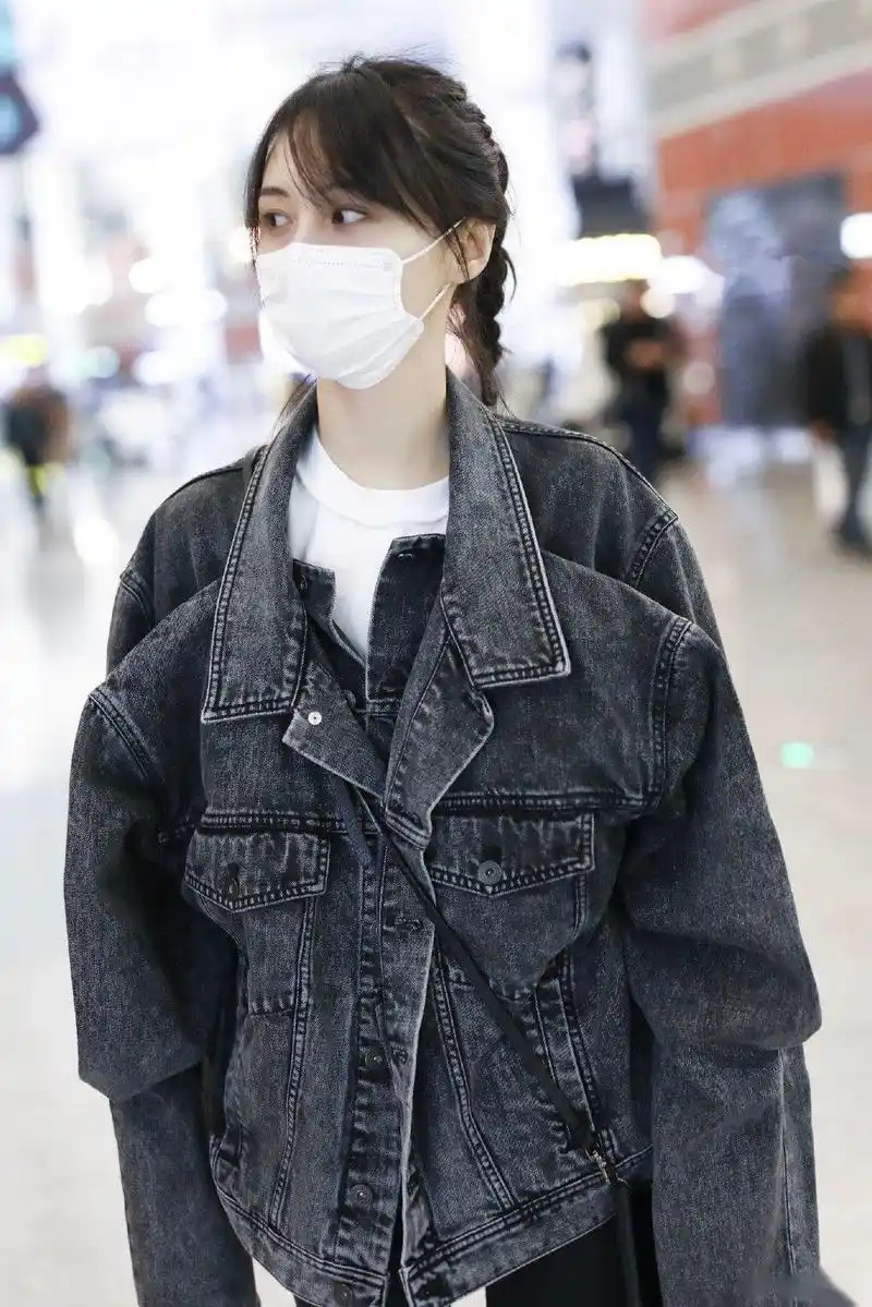 2019年4月25日,郑爽现身上海机场,当天她身穿灰色牛仔外套内搭白t