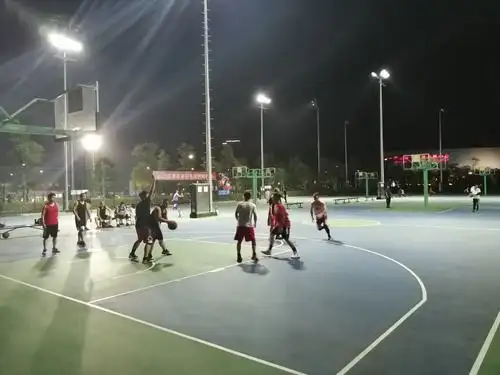 篮球场每天晚上都有篮球爱好者在玩