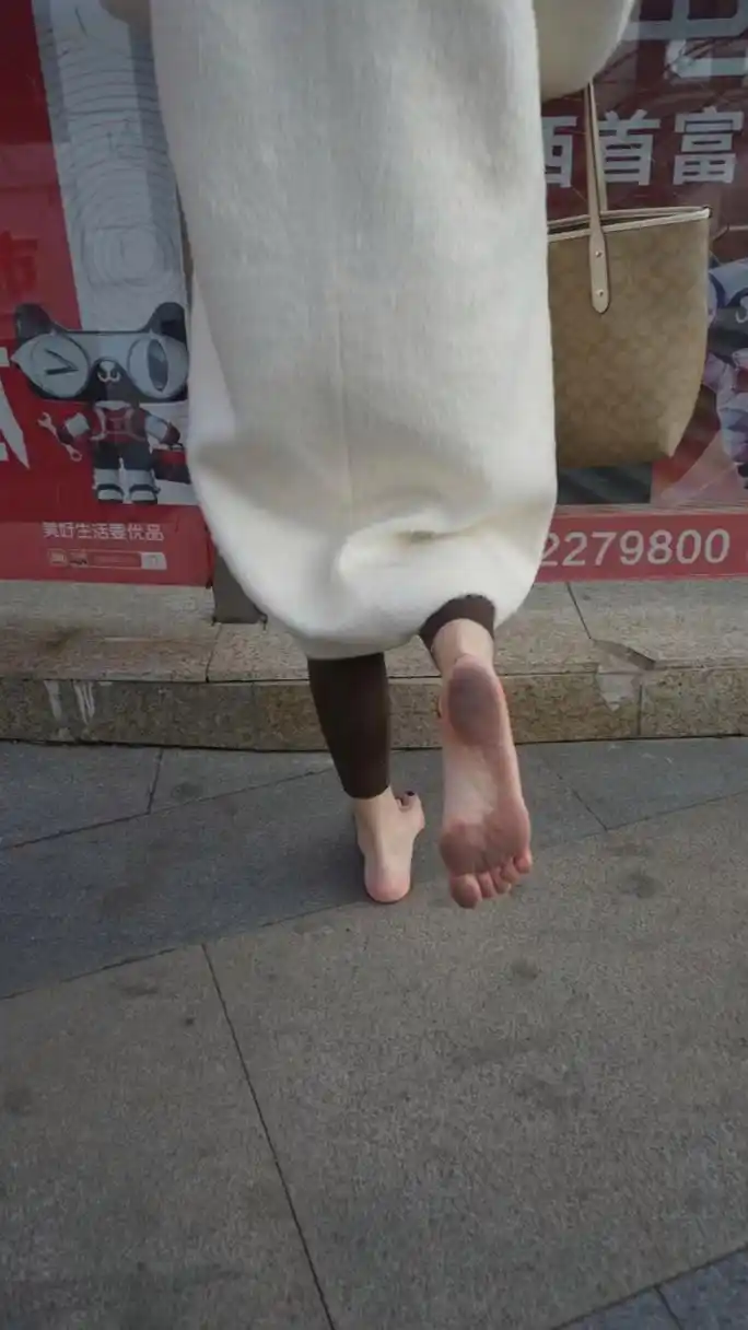 这小姐姐怎么不穿鞋呀,赤脚走路锻炼吗[awsl]