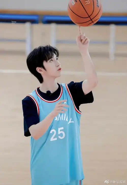 贺峻霖看球赛#就喜欢看一些活力男大@时代少年团-贺峻霖打篮球的炎佑