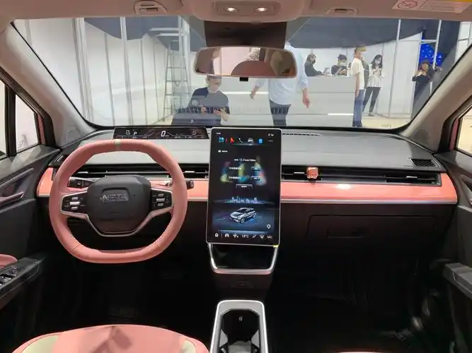 2021广州车展探馆:哪吒v魔女版_凤凰网汽车_凤凰网