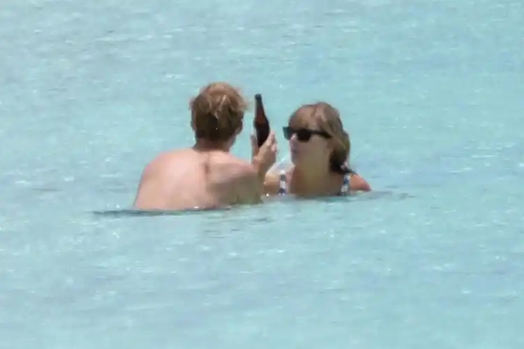 霉霉与男友海滩度假穿比基尼秀苗条身材