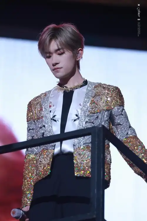 王俊凯王源易烊千玺专辑封面是应援色##tfboys三人专辑都未标注唱片