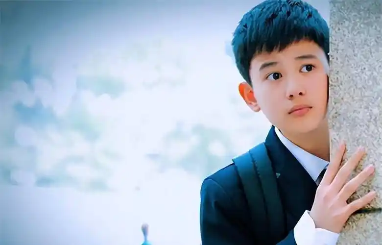 2016年,胡先煦因参演《小别离》而受到大众关注,那时的他稚气未退