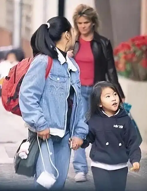 但小小的窦靖童小时候什么都不懂,只知爸妈太忙,基本都在跟姑姑和奶奶