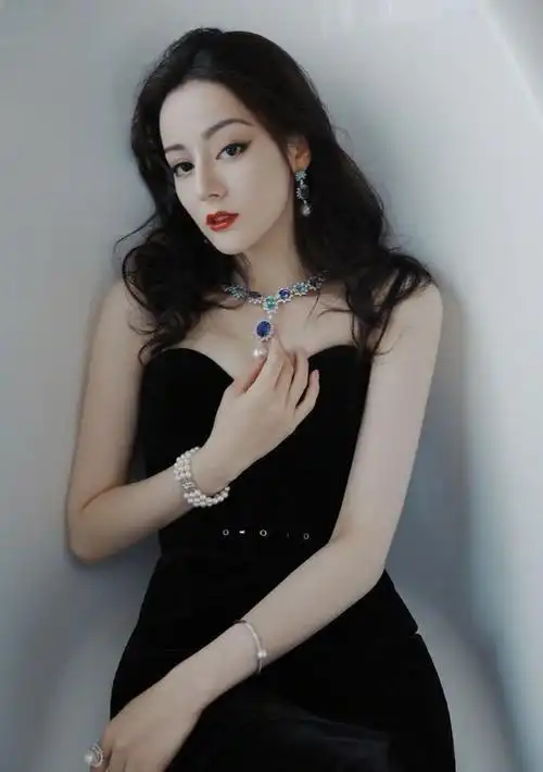 迪丽热巴真是人间尤物穿黑色抹胸裙出活动身材和珠宝一样惹眼