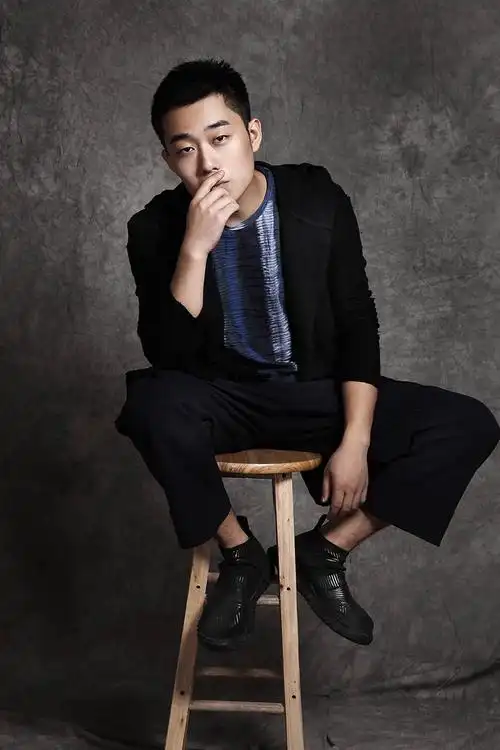 实力派硬汉小生谢静荷尔蒙爆棚往那儿一站就是大佬