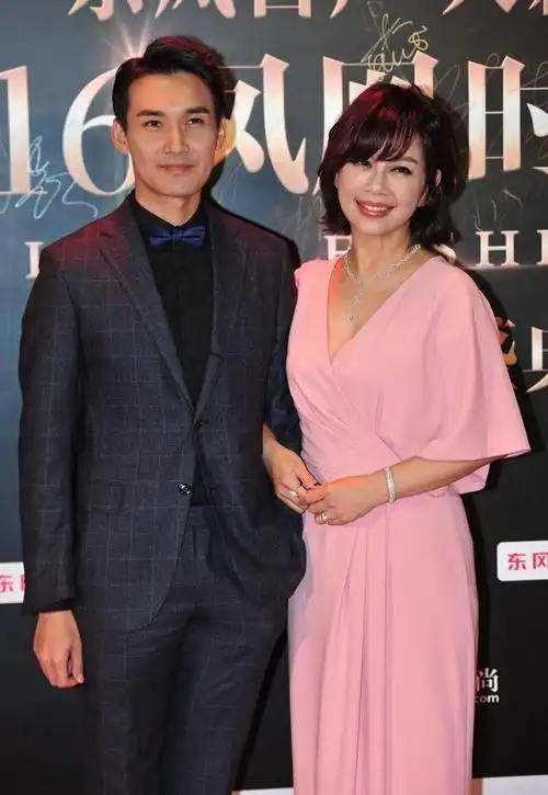 年已半百的陈松伶同框小7岁老公也不违和