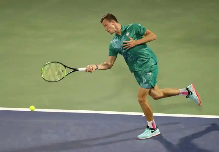 federer reaches semis in dubai as he chases 100th title