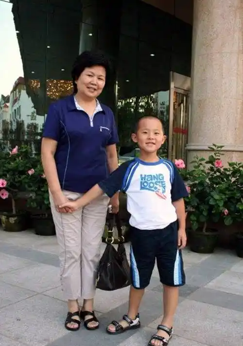 与丈夫相伴48年,在搭档罗京病逝后自请离职,邢质斌过得还好吗?