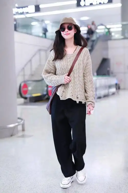 倪妮近期的这身机场穿搭又掀起了不小的跟风潮_显得