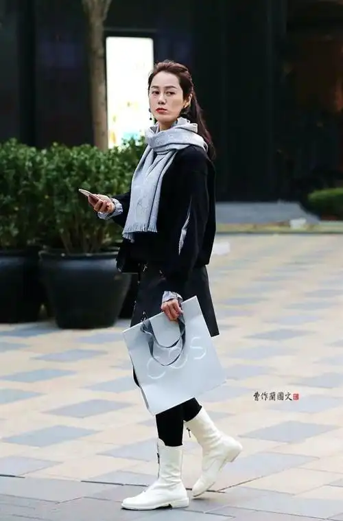 街拍选择白色短靴的美女整体搭配也很赞