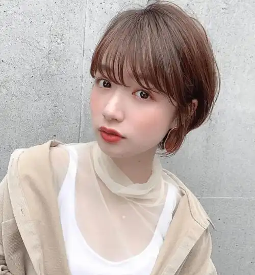 不如换上一款短发,更加的清凉感,这款发型比较有层次感,保留了一定的