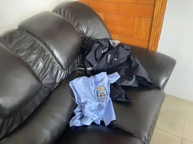 门没锁,同事循门而进,瞬间被沙发上一套洗好但还没有叠好警服戳中泪点