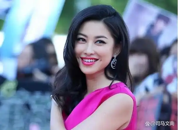 还有,和尤文图斯老板的恋情,也让朱珠出尽了风头.