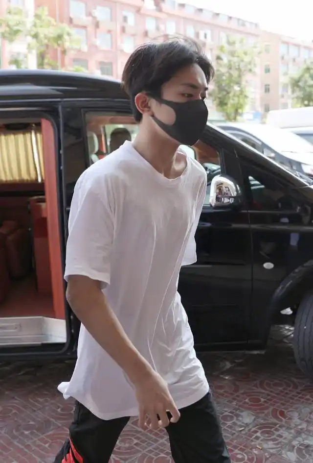 易烊千玺白t清爽帅气,网友:千玺又不经意秀出了身材,胸肌撩人