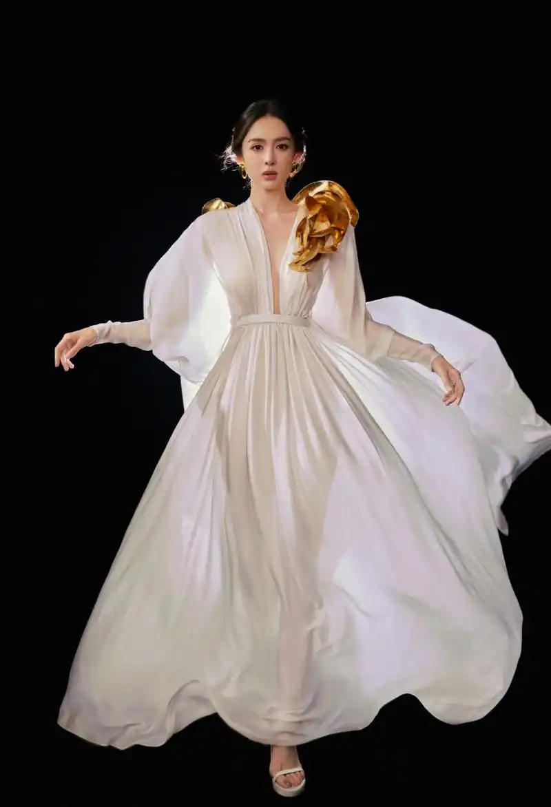 女明星# #时尚穿搭# 古力娜扎最新唯美造型,白色薄纱裙,若仙飘飘.