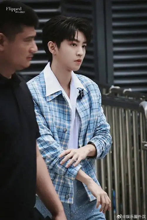 提醒大家回家注意安全小凯一定看到了他的蓝海吧#王俊凯hi6收工自拍