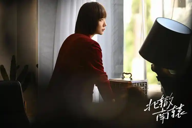 让网友纷纷想拥有像尤珊珊一样的同款闺蜜外,王珞丹在剧中飒爽干练的