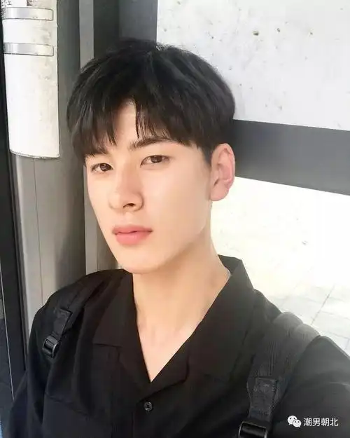 2019男生流行"中分,偏分"发型,剪完这4款超帅气!