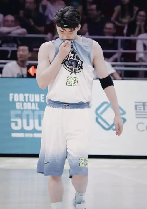 李易峰打篮球照流出肌肉线条男友臂让人尖叫咬衣服撩到犯规