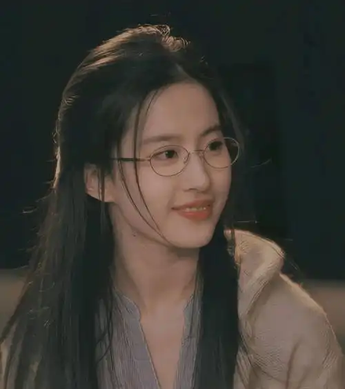 各位帅哥美女们有没有刘亦菲的头像哇