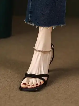 姹汝charu自主原创法式优雅软皮一字带露趾凉鞋女2023夏新款百搭细