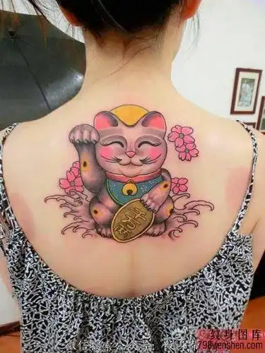 喜气招财猫女生背部纹身作品